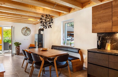 Kotschach-Mauthen House | Holiday home 'Bubbelen Aan De Piste' with mountain view, terrace, jacuzzi and WiFi