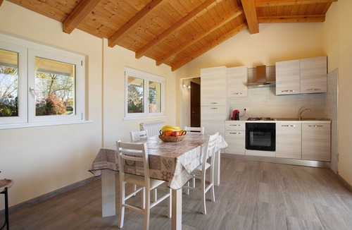 Lurate Caccivio House | Holiday Home Casina Bianca with Garden, BBQ & Wi-Fi