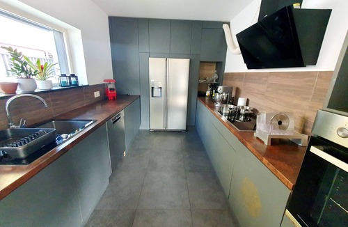 Mauerbach House | Holiday Home 'Luxury Villa Vienna' with Private Pool, Private Garden and Wi-Fi