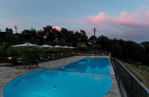 Umbertide Villa | Homerez - Large villa for 16 pers. with pool, garden and terrace in Perugia