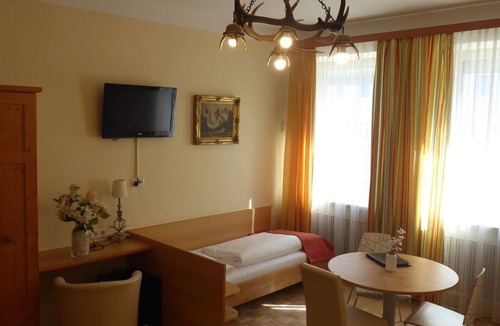 Elisabeth-Vorstadt Bed & Breakfast | HOT DEAL Quadruple room non refundable rate - Adlerhof, Pension