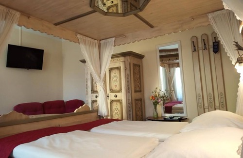 Elisabeth-Vorstadt Bed & Breakfast | HOT DEAL Quadruple room non refundable rate - Adlerhof, Pension