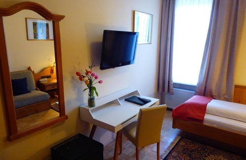 Elisabeth-Vorstadt Bed & Breakfast | HOT DEAL single room non refundable rate - Adlerhof, Pension