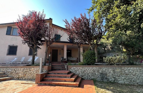 Verucchio Villa | House surrounded by oak trees, ideal for families who like to relax.