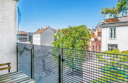 Hundsturm Apartment | Ideal Naschmarkt 1BR w/Elevator, Balcony, near U4, dining, by Blueground