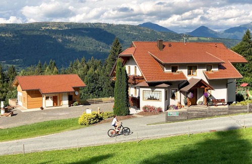 Schlanitzen House | in Gemeinde Hermagor-Pressegger See mit Terrasse, Grill und Garten by Interhome