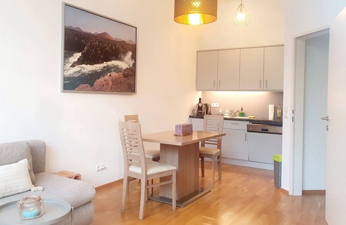 Gries Apartment | Innenstadt Ferienwohnung mit Parkplatz & Veranda. Haustierfreundlich!