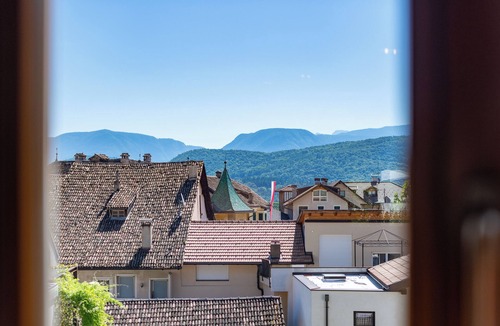 Caldaro Sulla Strada del Vino House | Large, comfortable and very quiet apartment in the center of Kaltern with garage & elevator
