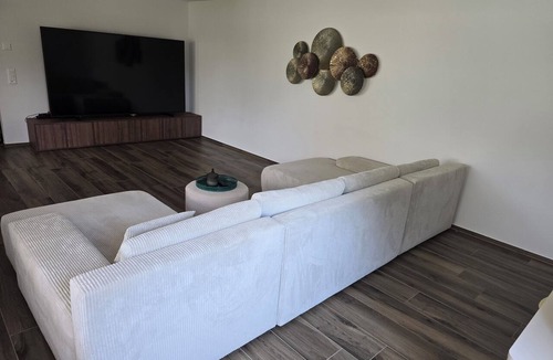 Seegraeben House | Lovely 2-bedroom house with garden near Dino museum and Juckerfarm.