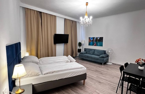 Meidling Apartment | Lovely 2BR Apartment Near U6 Schöpfwerk