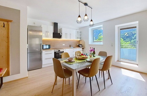 Pfons Apartment | Lovely apartment for 4 guests with WIFI, TV and terrace