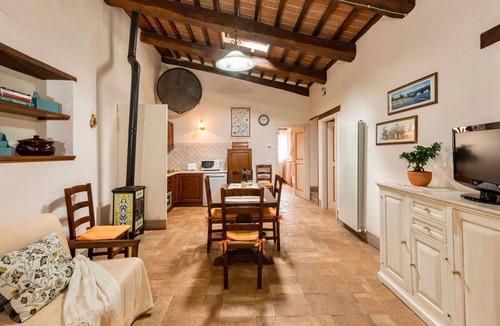 Popoltaio-Schiacciato Villa | Lovely apartment in villa for 8 guests with A/C, pool, WIFI, TV and patio