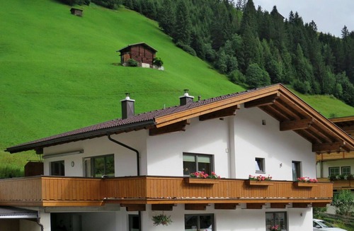 Vorderlanersbach Apartment | Lovely apartment for 8 people with WIFI, TV, terrace and parking