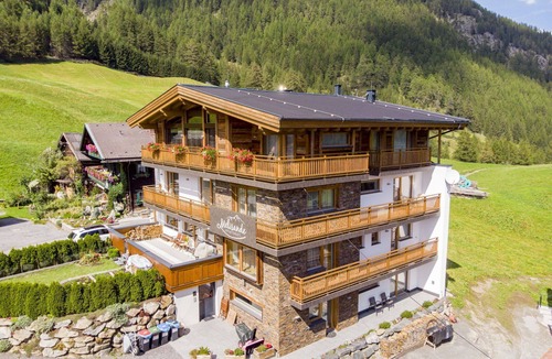 Soelden Apartment | Lovely apartment for 6 guests with WIFI, TV, terrace and pets allowed