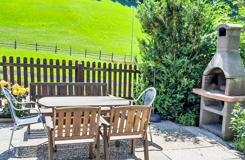 Hainzenberg Villa | Lovely apartment in villa for 12 people with WIFI, TV, patio and panoramic view