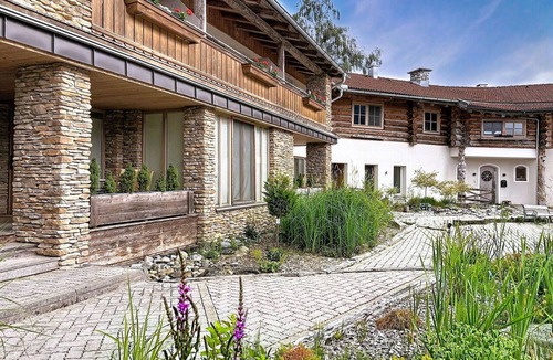 Kaprun Villa | Lovely apartment in villa for 6 guests with TV, terrace and pets allowed