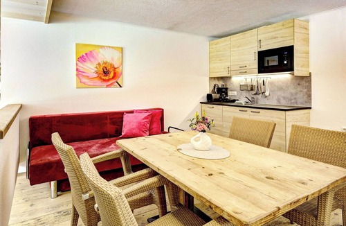 Kaprun Villa | Lovely apartment in villa for 6 guests with TV, terrace and pets allowed
