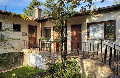 Breitenfurt-Ost House | Lovingly renovated 60s bungalow in the Vienna Woods near Vienna