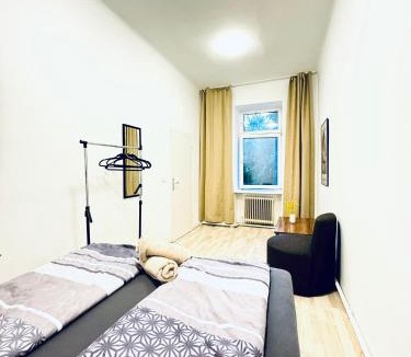 Grinzing Apartment | Modern 3BR Apartment Near FAC Platz, 10-Min Walk