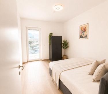 Wiener Neustadt Apartment | Modern business apartment with balcony