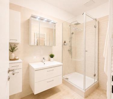 Wiener Neustadt Apartment | Modern business apartment with balcony