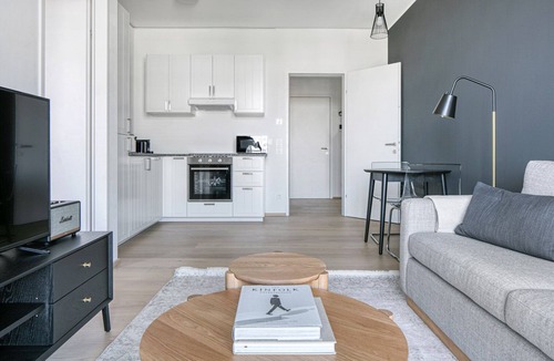 Erdberg Apartment | Modern Landstraße 1BR w/Elevator & Rooftop Pool, near U3, by Blueground