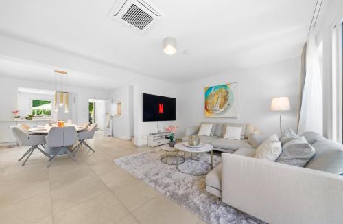 Kaisermuhlen Villa | Modern Luxury Villa, 5 Bedrooms, Outdoor Grill