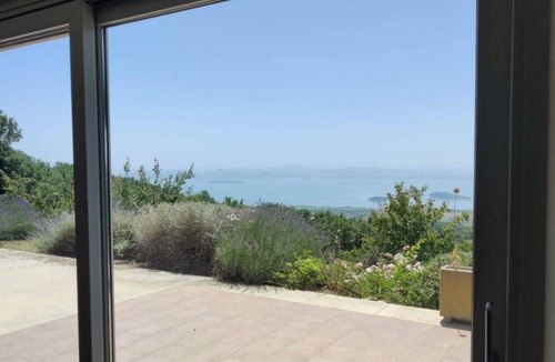 Lisciano Niccone Villa | Modern villa with breathtaking views of Lake Trasimeno, 75" TV, wallbox
