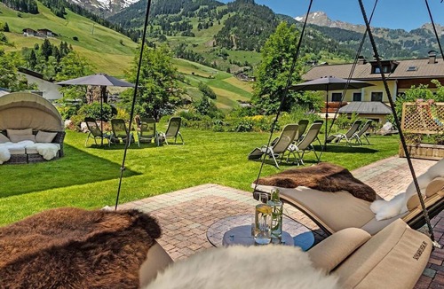 Unterberg House | Mountain Living Double Room for 3–4 People, Breakfast Included - Hotel Hubertushof