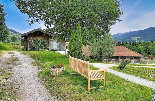 Kaprun Villa | Nice apartment in villa for 4 guests with TV, balcony and pets allowed