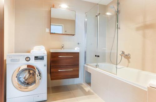 Favoriten Apartment | Penthouse Studio with Terrace, Pool, Sauna and City View at HBF Main Station