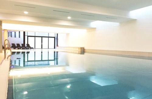 Favoriten Apartment | Penthouse Studio with Terrace, Pool, Sauna and City View at HBF Main Station