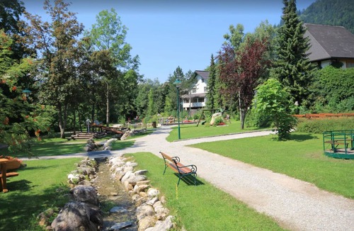 Russbach am Pass Gschuett Apartment | Pet-Friendly Apartment ‘Sonniges Appartement in Rußbach’ with Mountain View