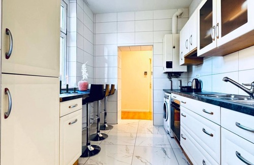 Liesing Apartment | Private Room in 3BR Apt Steps from Kaufpark