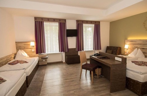 Muehlau Hotel | Quadruple Room with Shower, Toilet - Hotel Dollinger