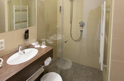 Muehlau Hotel | Quadruple Room with Shower, Toilet - Hotel Dollinger