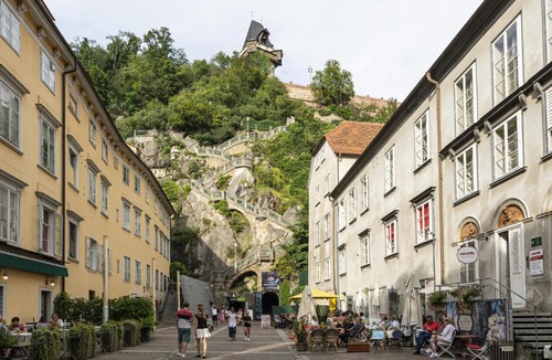 Graz City Centre Apartment | Quiet Courtyard Altstadt Suite - 2BR, Lift & Free Parking by HERO HOMES Graz