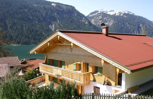 Haller House | Romantic holiday house with a terrace and a view of the lake