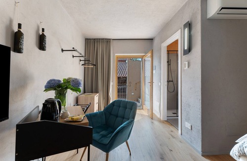 Borgomanero Apartment | Room 'Baloss' with Mountain View, Wi-Fi, and Air Conditioning