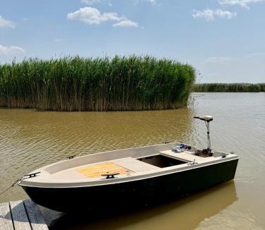 Rust Ski Chalet | Seehütte Neusiedlersee "Schilfhaus" inklusive Elektroboot