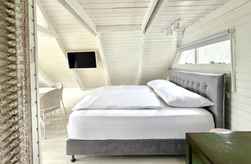 Rust Ski Chalet | Seehütte Neusiedlersee "Schilfhaus" inklusive Elektroboot