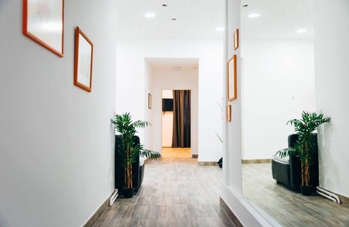 Mariahilf Villa | Shopping Paradise 9BR Complex Ideal for 23 People
