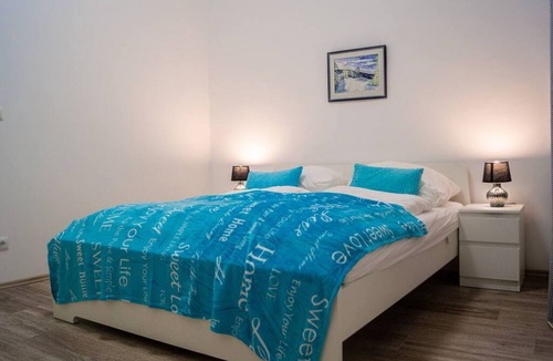 Mariahilf Villa | Shopping Paradise 9BR Complex Ideal for 23 People