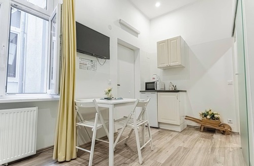 Mariahilf Apartment | Shopping Paradise 9BR For 22 People