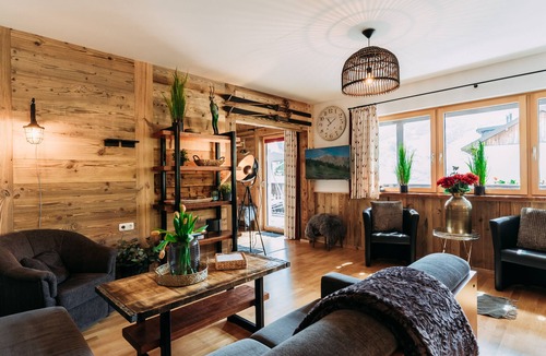 Rauris Apartment | Ski-in/ski-out apartment with a balcony