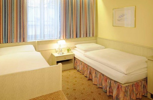 Elisabeth-Vorstadt Hotel | Small twin room with shower and bath, toilet - clipper, hotel