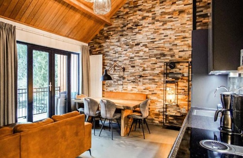 Lake Pressegger Apartment | Spacious holiday apartment by a lake in the Alps