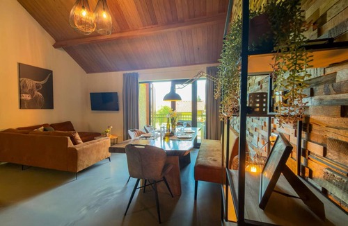 Lake Pressegger Apartment | Spacious holiday apartment by a lake in the Alps