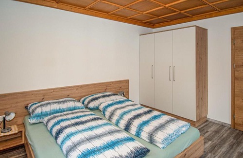 Liesing Apartment | Steinwand