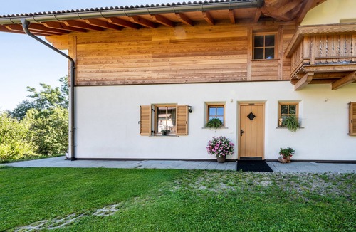 Casola Apartment | Studio Apartment 'Urthalerhof Landhaus' with Mountain View, Shared Garden and Wi-Fi